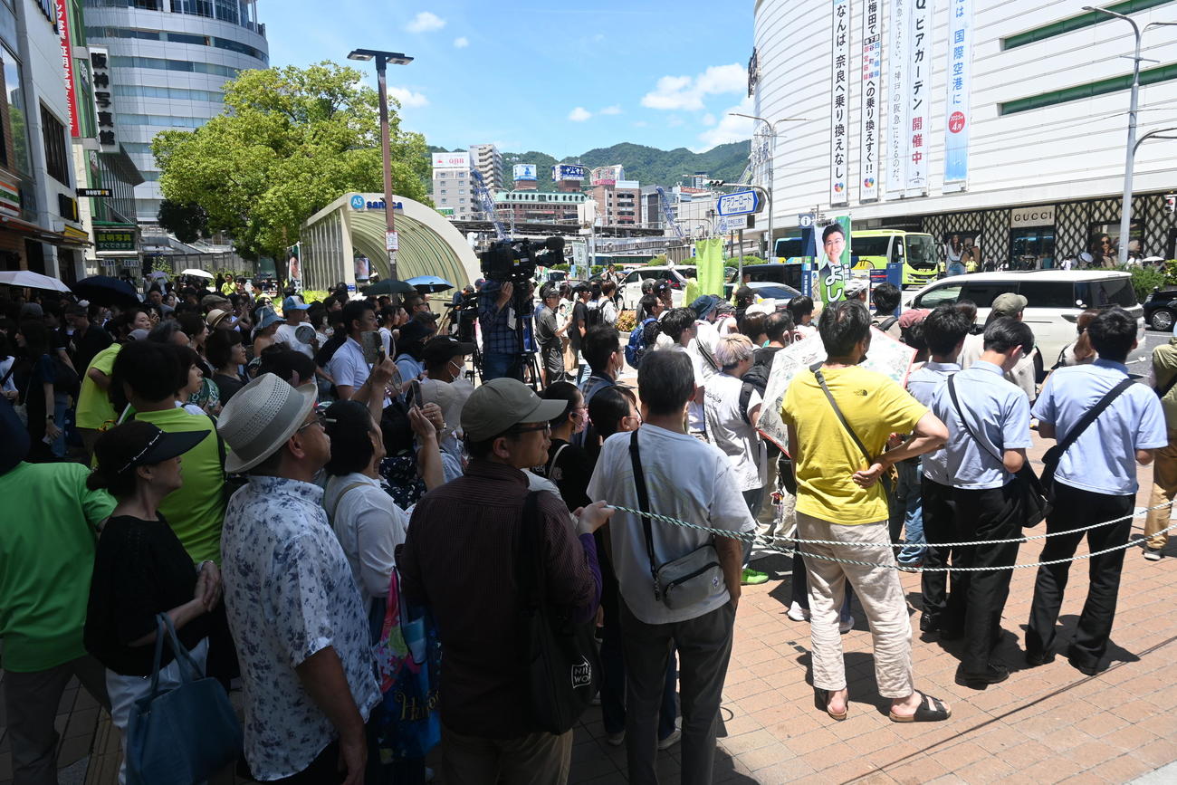 神戸・三宮センター街で行われた日本維新の会、吉村洋文代表の街頭演説に耳を傾ける有権者（撮影・松浦隆司）