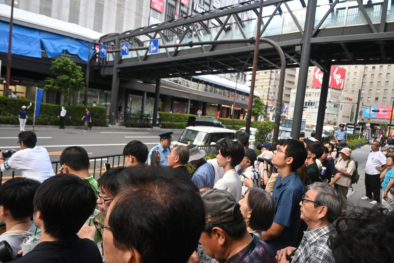 大阪・ヨドバシカメラ前で立憲民主党の辻元清美代表代行らの演説を聴く有権者（撮影・松浦隆司）