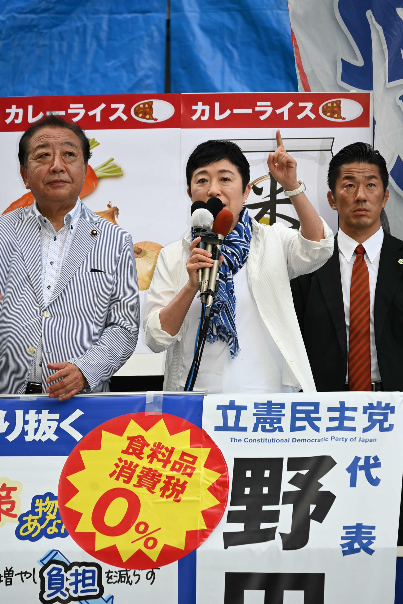 大阪・ヨドバシカメラ前で立憲民主党の野田佳彦代表（左）と街頭演説を行った辻元清美代表代行（撮影・松浦隆司）