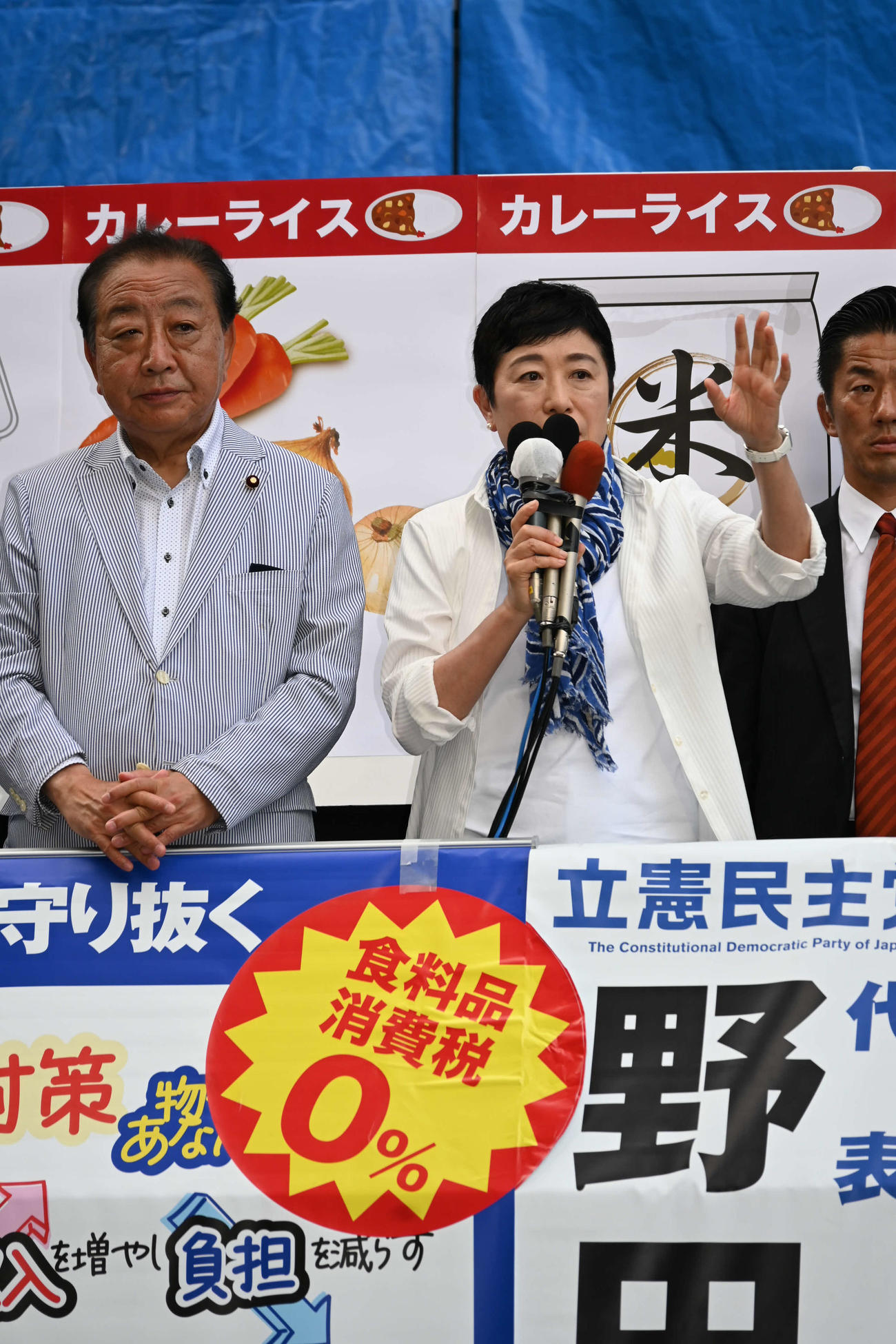 大阪・ヨドバシカメラ前で立憲民主党の野田佳彦代表（左）と街頭演説を行った辻元清美代表代行（撮影・松浦隆司）