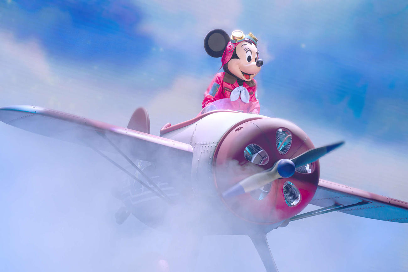 東京ディズニーシーの「ハンガーステージ」で行われる新規ショー「ドリームス・テイク・フライト」の場面写真。飛行機に乗るミニーマウス