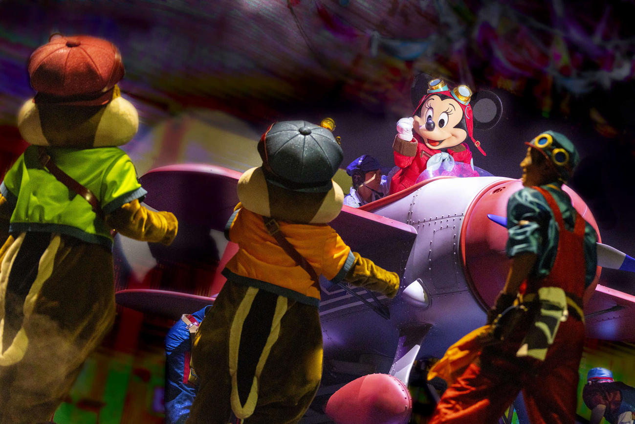 東京ディズニーシーの「ハンガーステージ」で行われる新規ショー「ドリームス・テイク・フライト」の場面写真