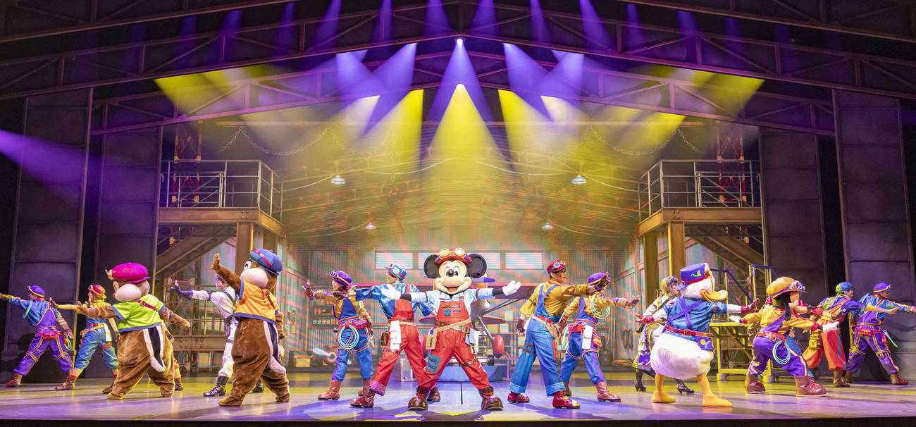 東京ディズニーシーの「ハンガーステージ」で行われる新規ショー「ドリームス・テイク・フライト」の場面写真