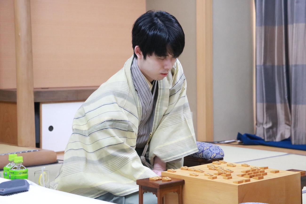 王位戦7番勝負第2局1日目を終えた藤井聡太王位（日本将棋連盟提供）