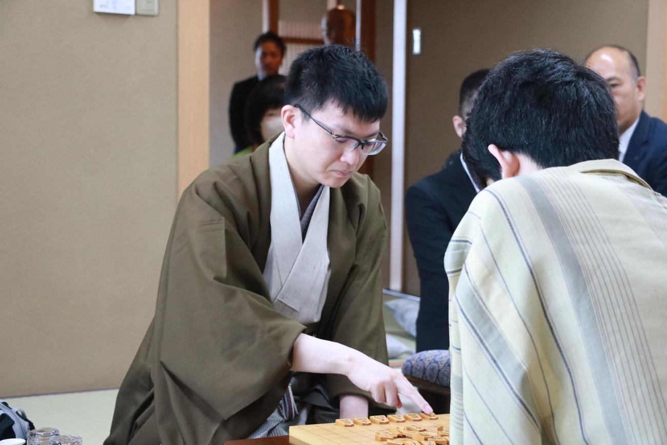王位戦7番勝負第2局に臨んだ永瀬拓矢九段（日本将棋連盟提供）