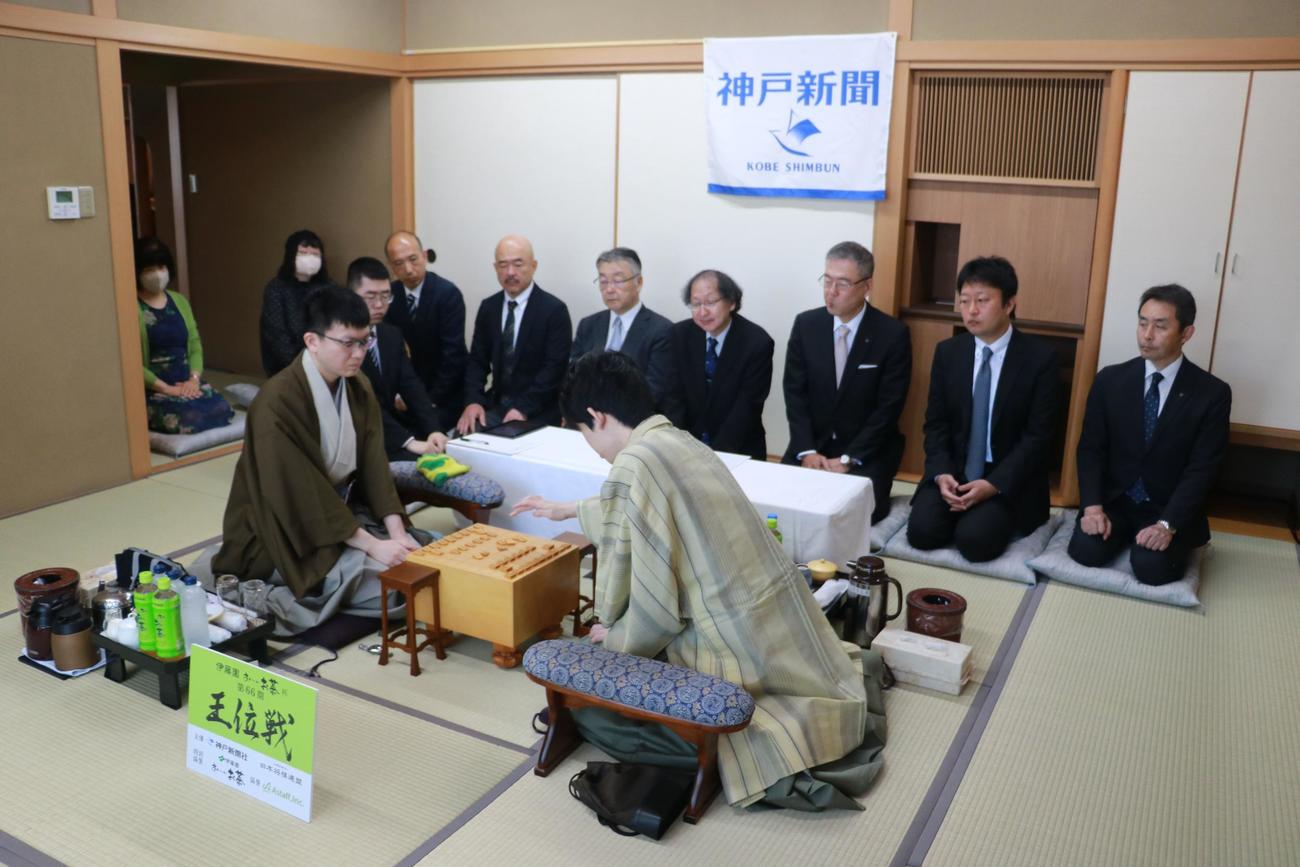 王位戦7番勝負第2局に臨んだ永瀬拓矢九段（左）藤井聡太王位（日本将棋連盟提供）