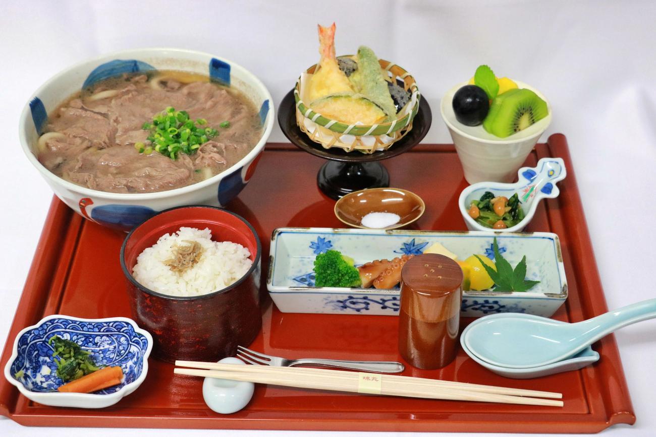 永瀬拓矢九段の昼食「神戸牛肉うどん膳（大盛り）」（日本将棋連盟提供）