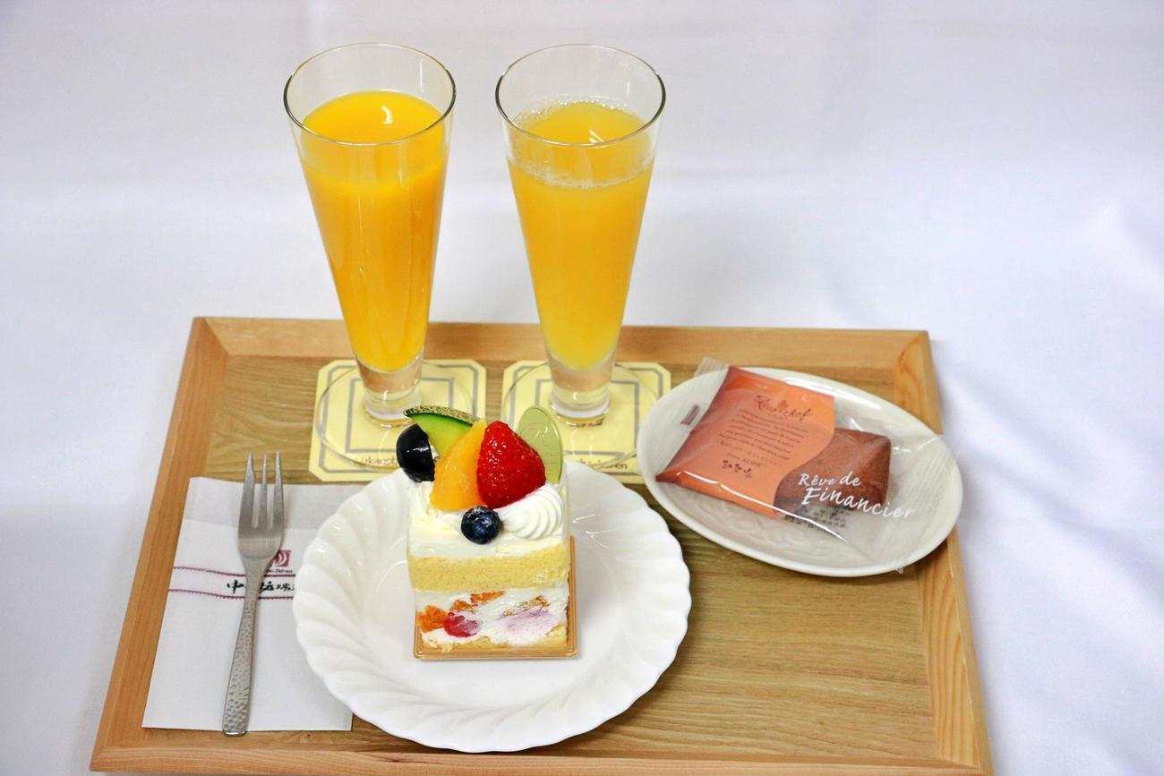 永瀬拓矢九段の午前のおやつ「季節のフルーツケーキ」「マンゴージュース」「パインジュース」（日本将棋連盟提供）