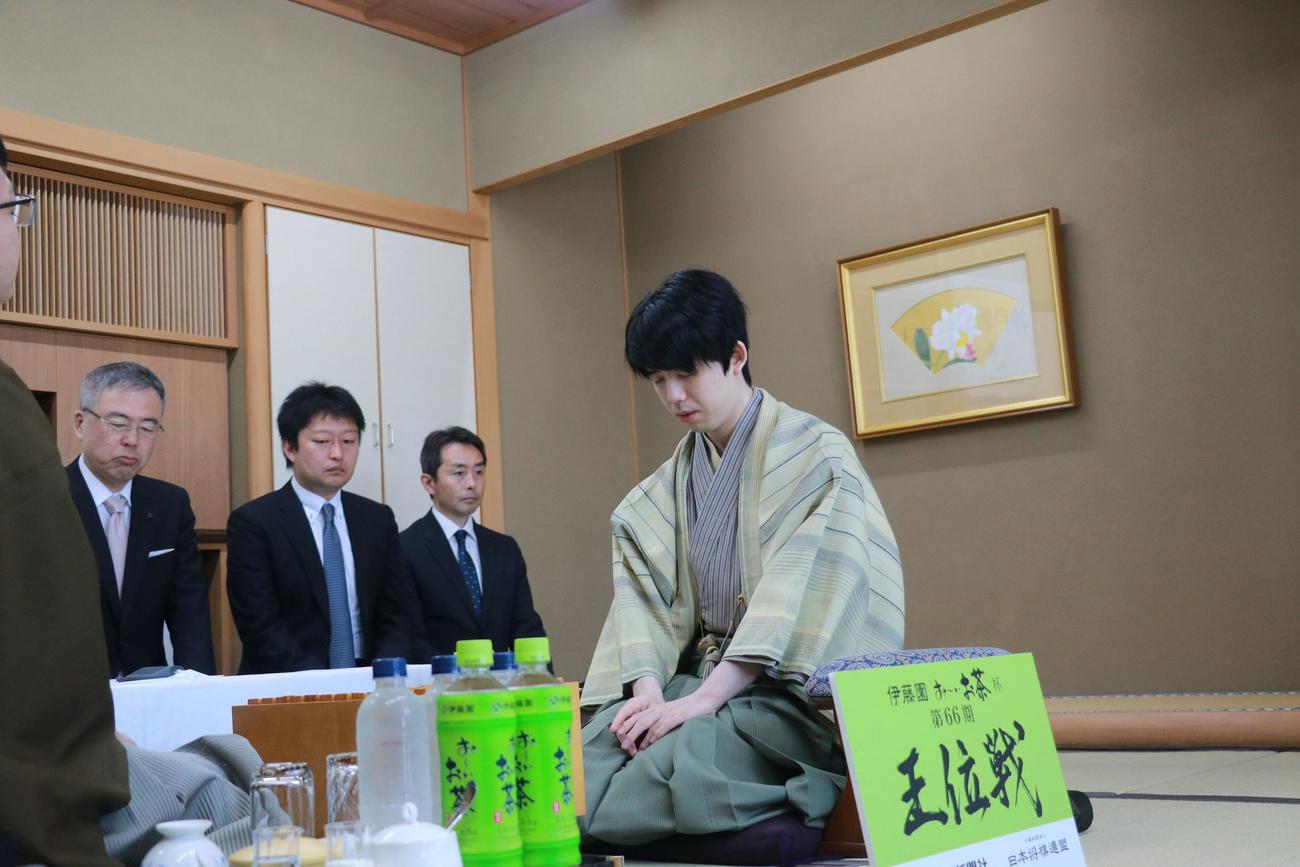王位戦7番勝負第2局に臨んだ藤井聡太王位（日本将棋連盟提供）