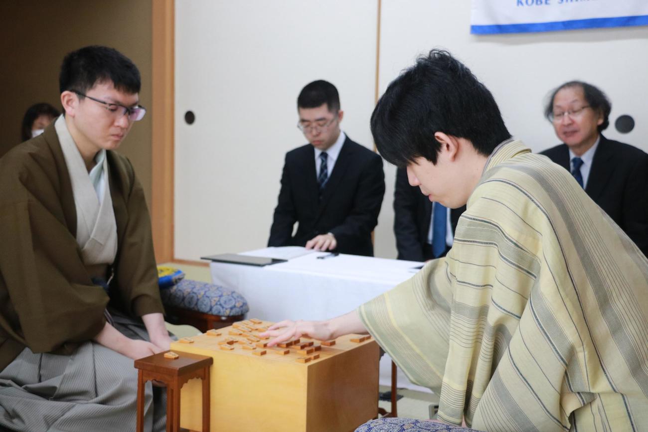 王位戦7番勝負第2局2日目に臨んだ永瀬拓矢九段（左）、藤井聡太王位（日本将棋連盟提供）