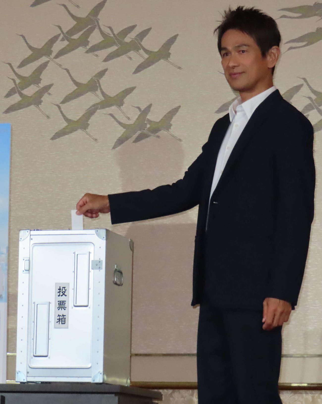 投票デモンストレーション記者発表会に出席した江口洋介