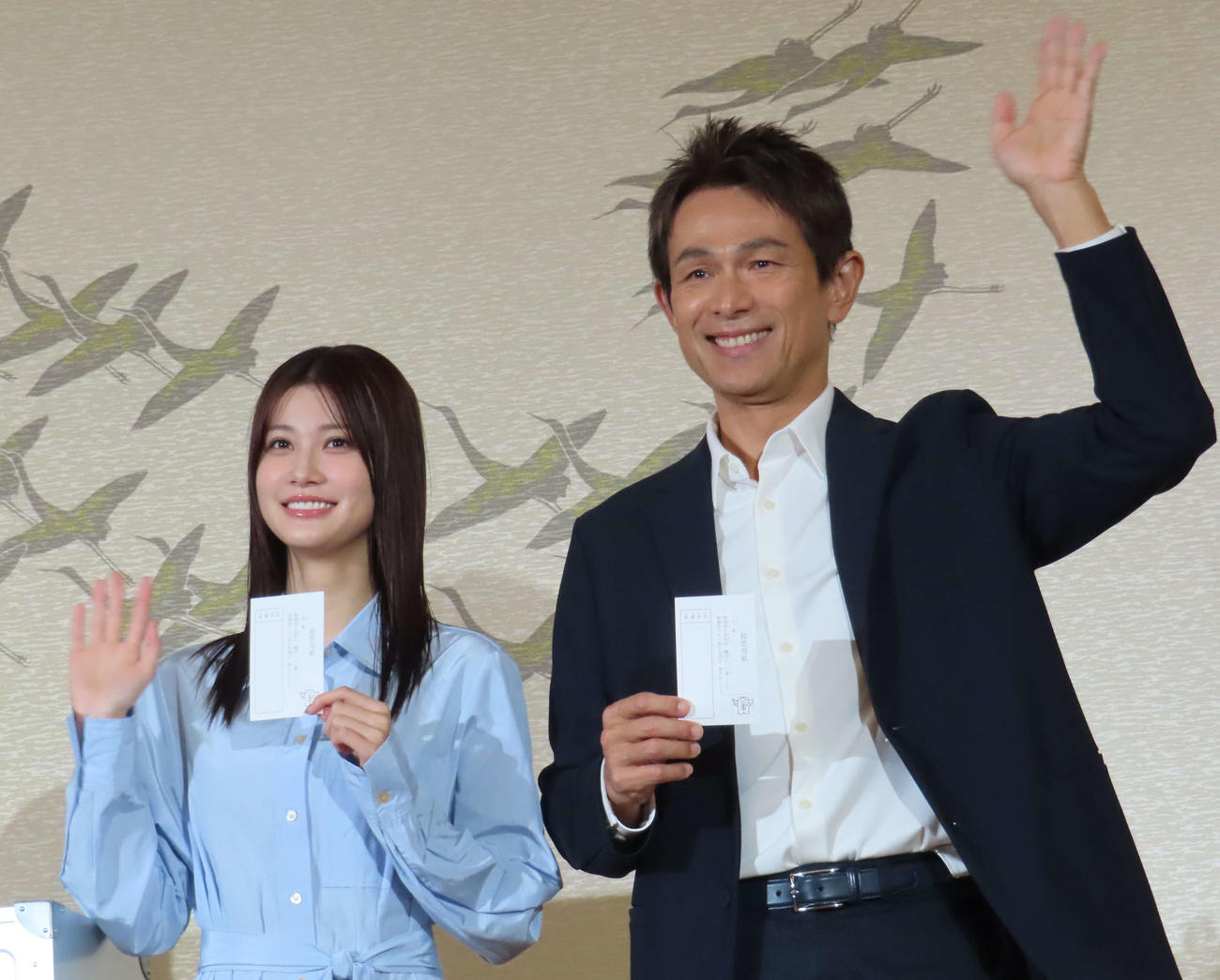 投票デモンストレーション記者発表会で参院選挙の投票を呼びかけた生見愛瑠（左）、江口洋介
