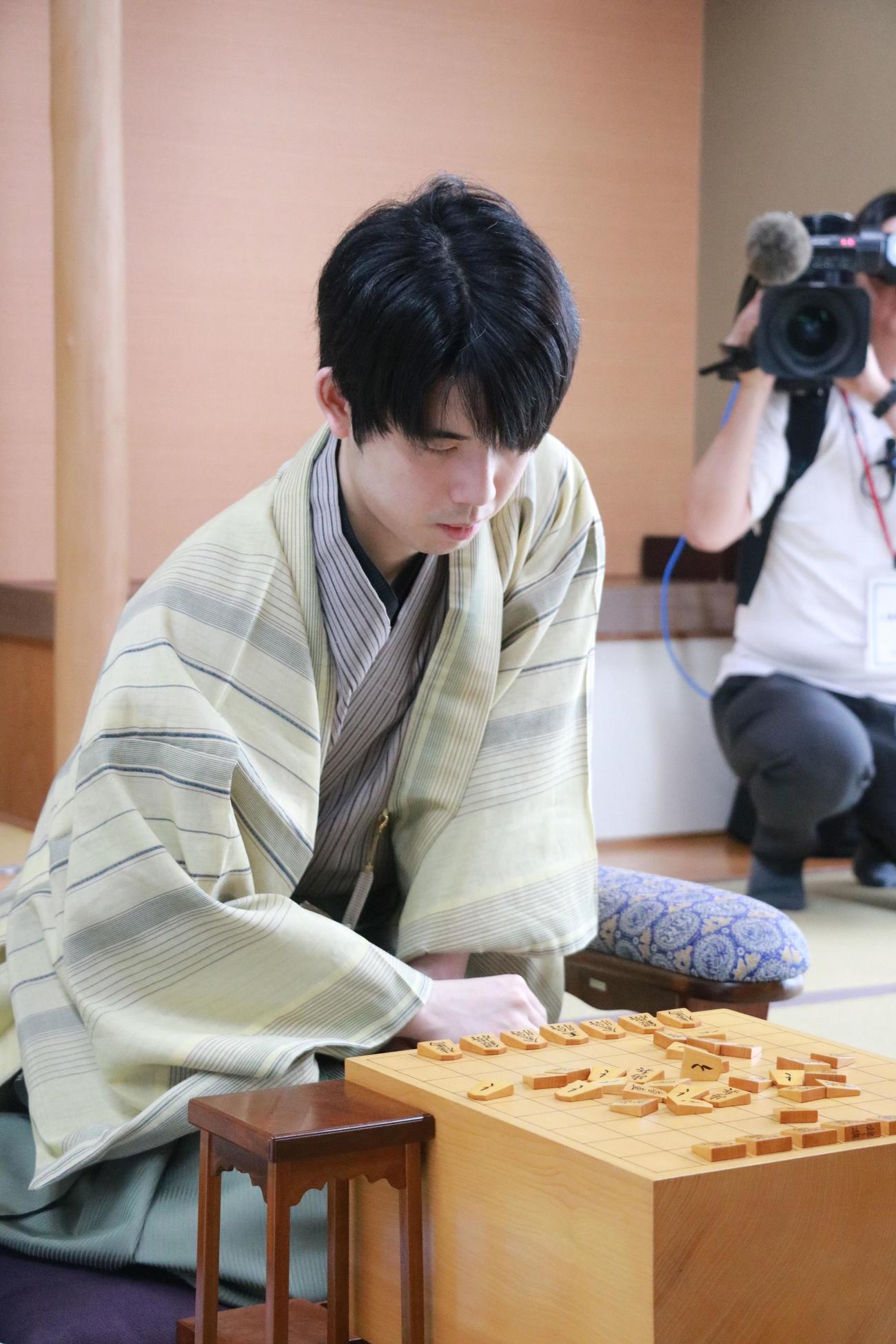 王位戦7番勝負第2局2日目に臨んだ藤井聡太王位（日本将棋連盟提供）