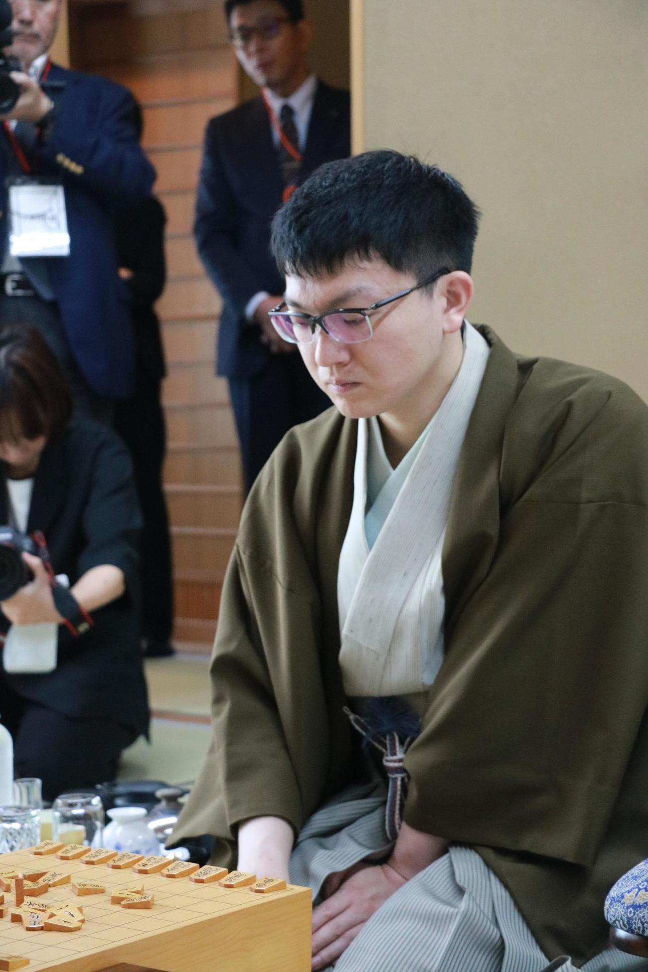 王位戦7番勝負第2局2日目に臨んだ永瀬拓矢九段（日本将棋連盟提供）
