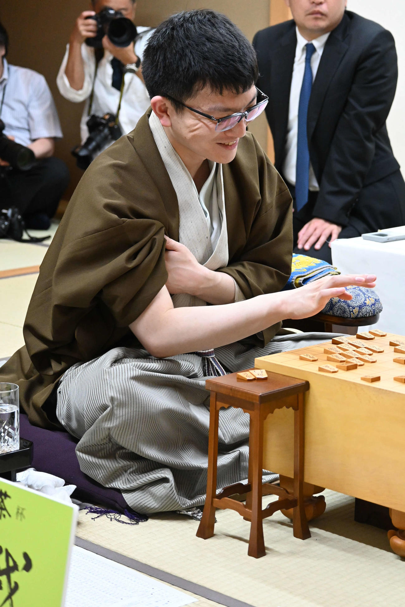 終局後、感想戦を行う永瀬拓矢九段（撮影・松浦隆司）