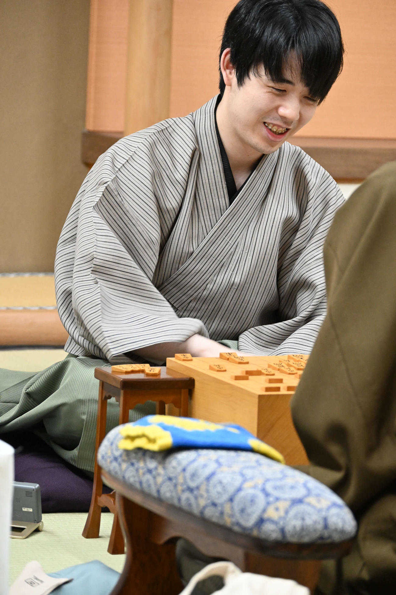 終局後、感想戦を行う藤井聡太王位（撮影・松浦隆司）
