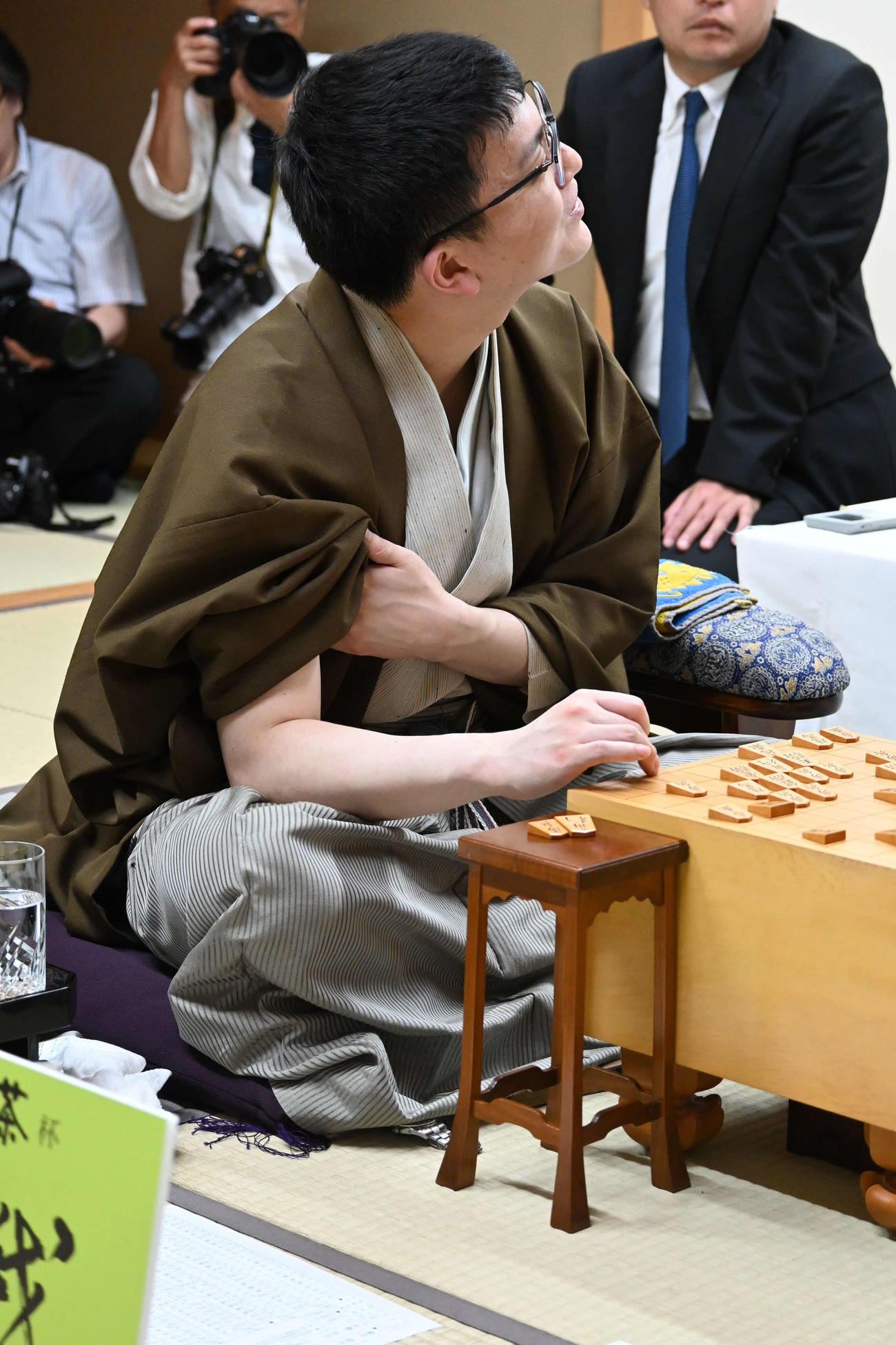 終局後、感想戦を行う永瀬拓矢九段（撮影・松浦隆司）