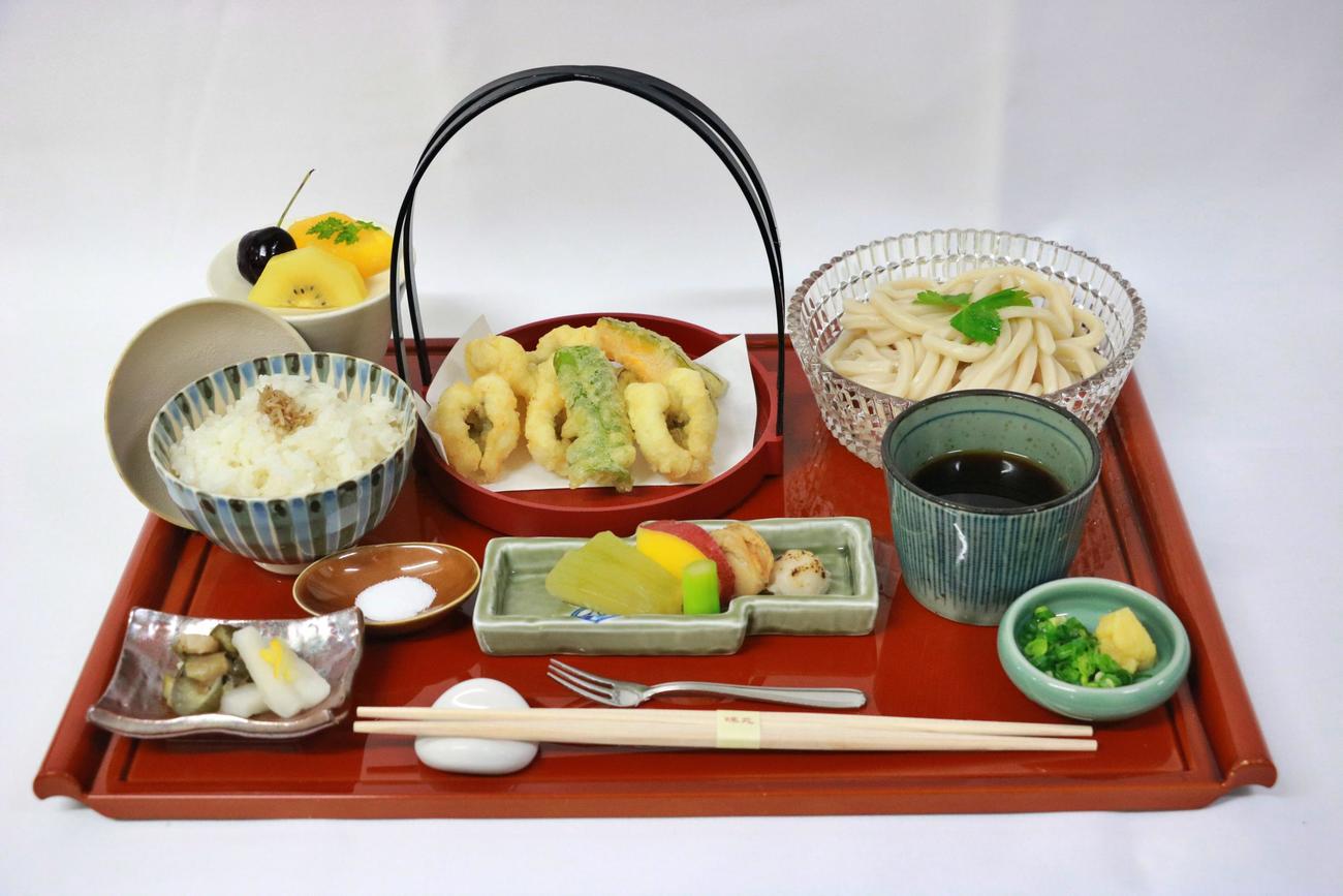 藤井聡太王位の昼食「淡路産鱧と夏野菜の天麩羅うどん膳」（日本将棋連盟提供）