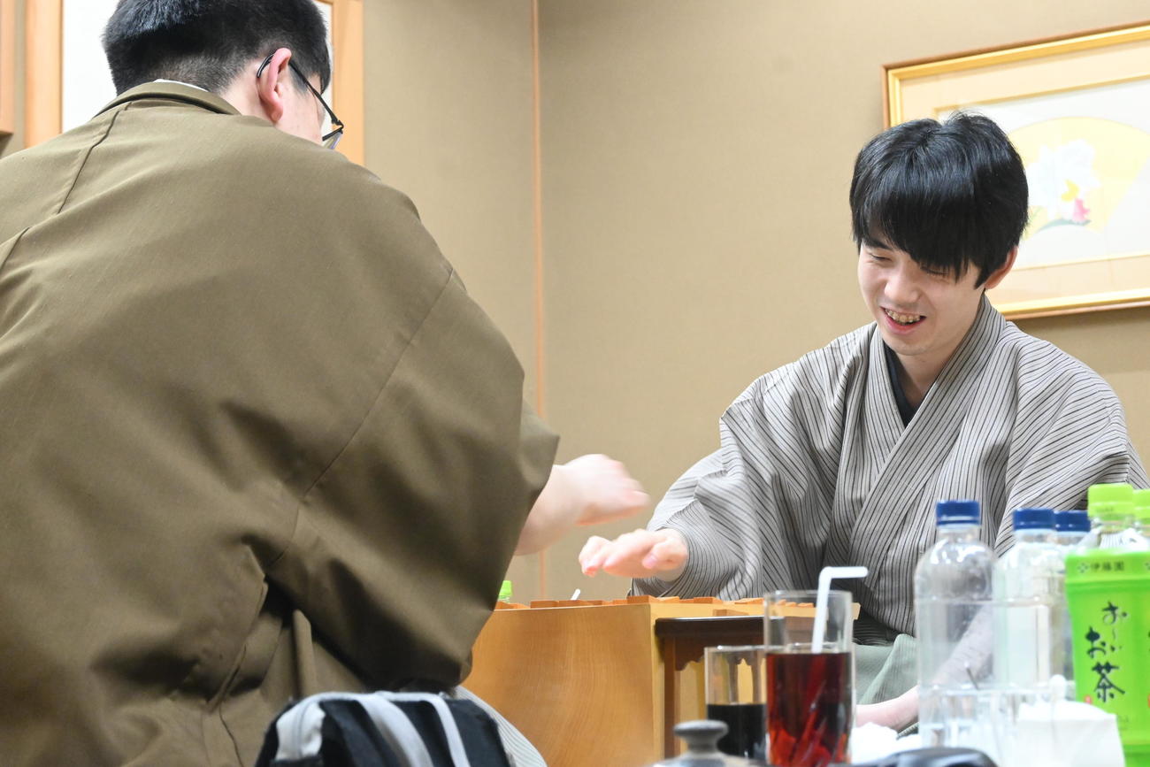 終局後、感想戦を行う藤井王位（右）、手前は永瀬九段（撮影・松浦隆司）