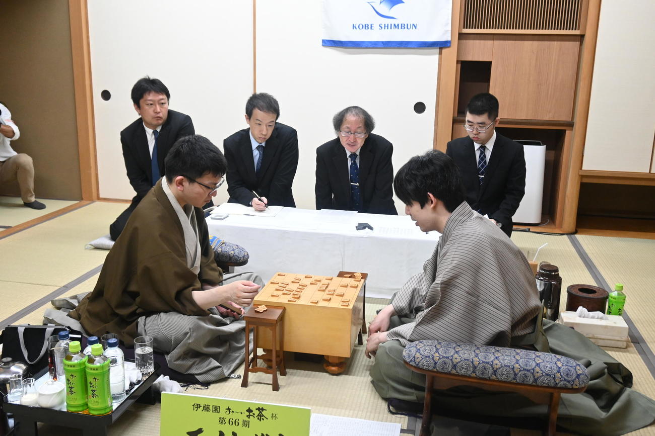 終局後、感想戦を行う藤井王位（右）と永瀬九段（撮影・松浦隆司）