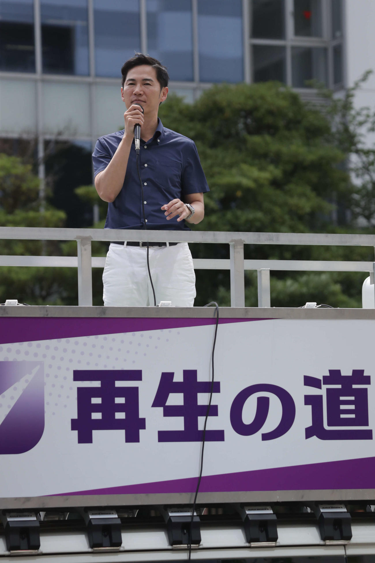 JR田町駅芝浦口で街頭演説をする「再生の道」石丸伸二代表