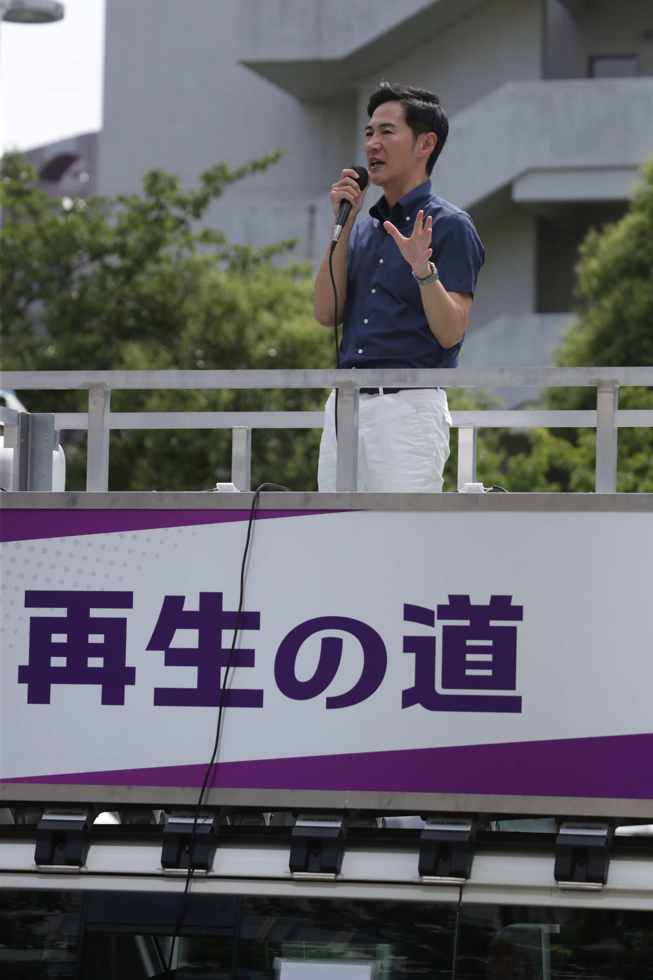 JR田町駅芝浦口で街頭演説をする「再生の道」石丸伸二代表