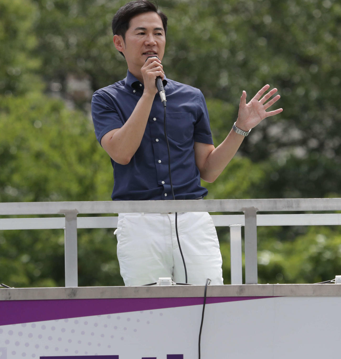 JR田町駅芝浦口で街頭演説をする「再生の道」石丸伸二代表