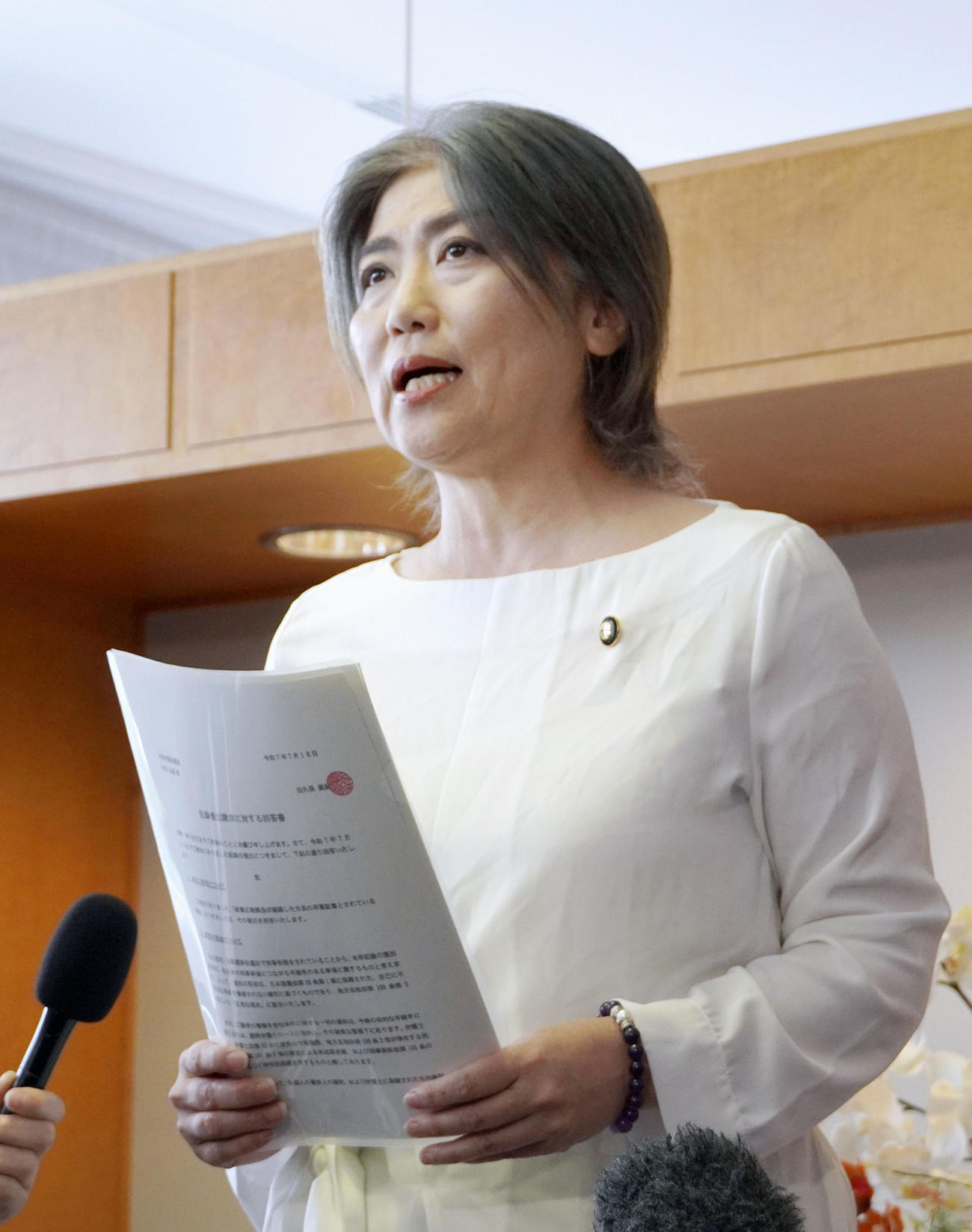 報道陣の取材に応じる静岡県伊東市の田久保真紀市長（共同）