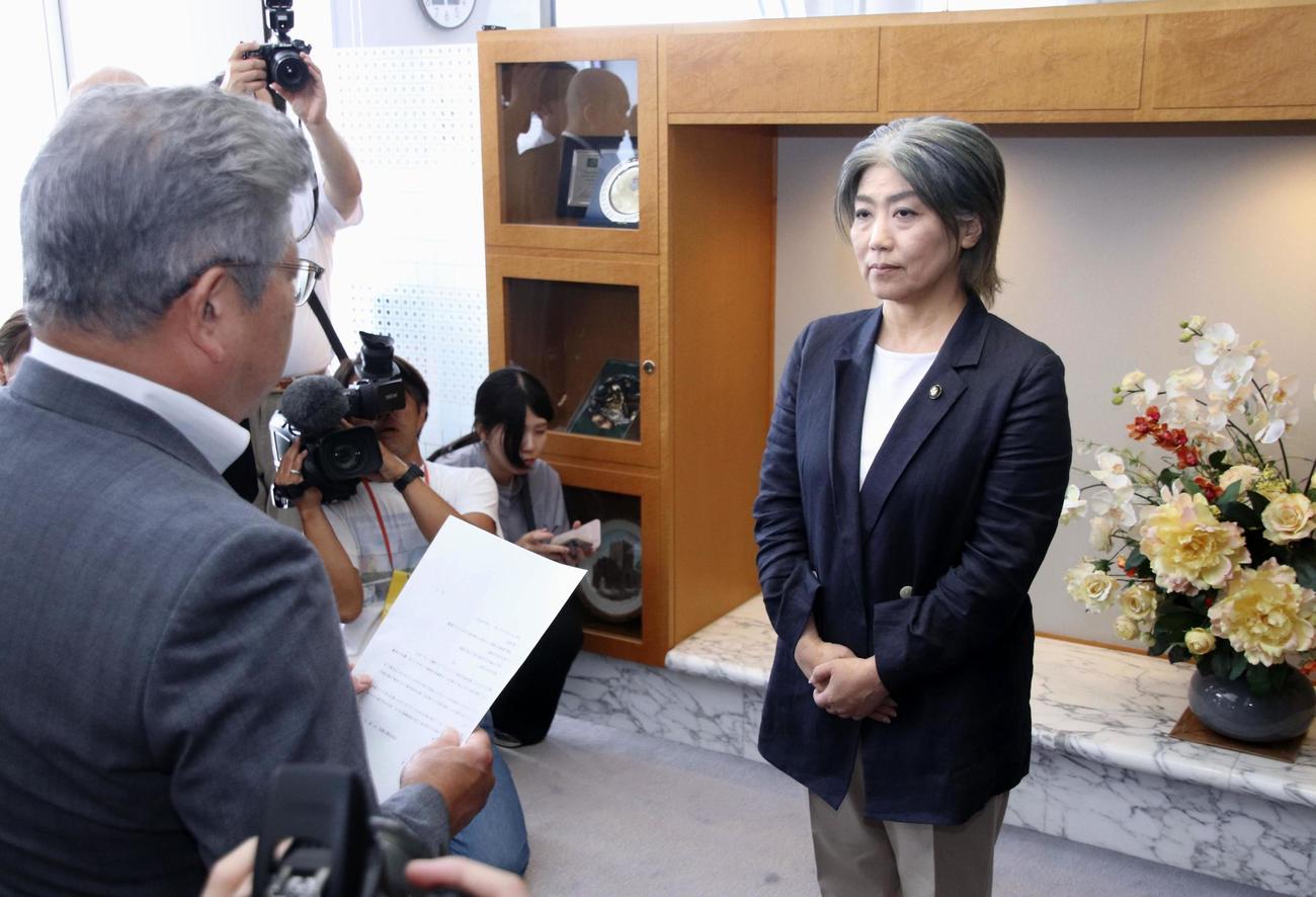 11日、静岡県伊東市議会の百条委の初会合を終え、田久保真紀市長（右）に要請書を手渡す中島弘道議長（共同）