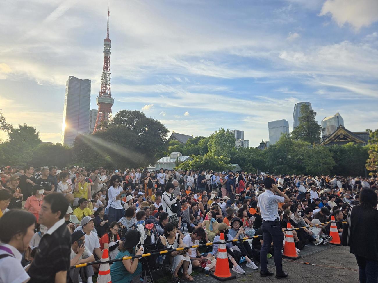 参政党の最後の街頭演説に東京タワーの見える芝公園に集結した支持者（撮影・寺沢卓）