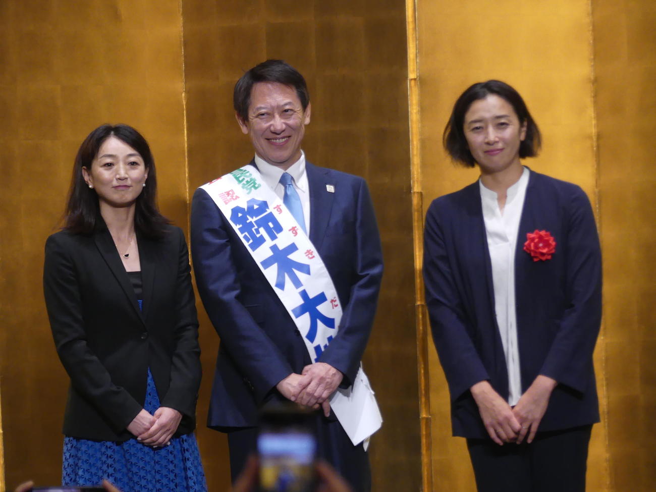 自民党から参院選東京選挙区に立候補した鈴木大地氏。総決起大会には岩崎恭子さん（左）伊藤華英さん（右）も応援に駆けつけた（2025年7月7日撮影）