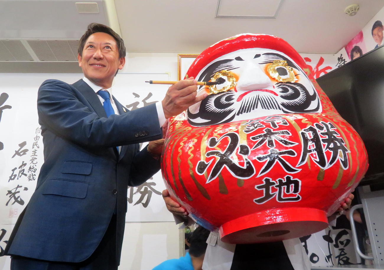 参院選で初当選し、だるまに目を入れる鈴木大地氏（撮影・鎌田直秀）