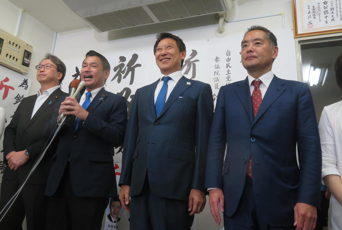 参院選で初当選し、笑顔を見せる鈴木大地氏（撮影・鎌田直秀）