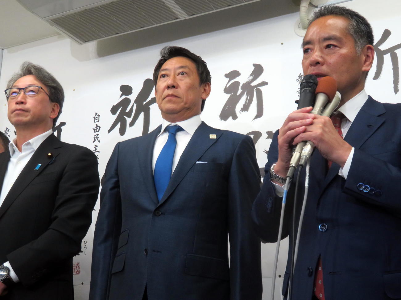 参院選で初当選後も緊張の面持ちが続く鈴木大地氏（中央）（撮影・鎌田直秀）