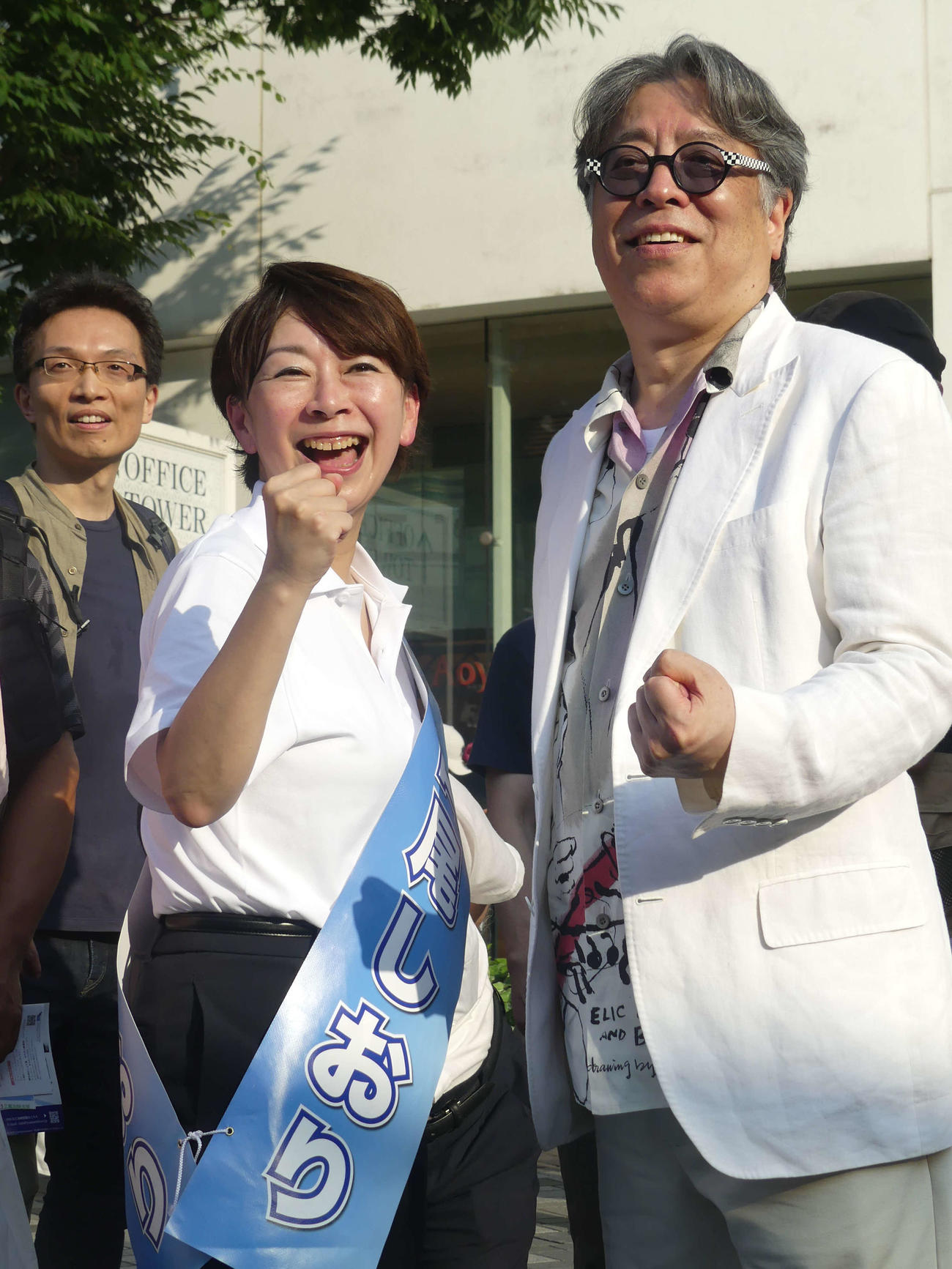 山尾志桜里氏（左）の応援演説に入りポーズを決める小林よしのり氏＝25年7月5日