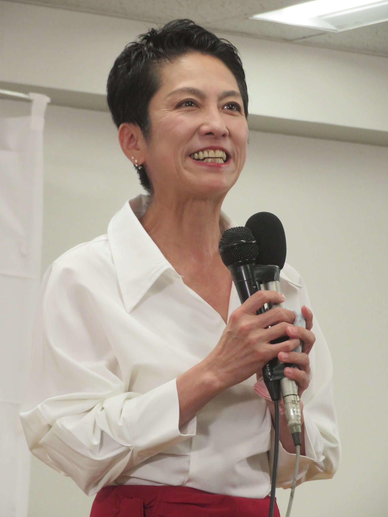 当確が打たれ「開票を見守る会」会場に入りスピーチする蓮舫氏（撮影・川田和博）
