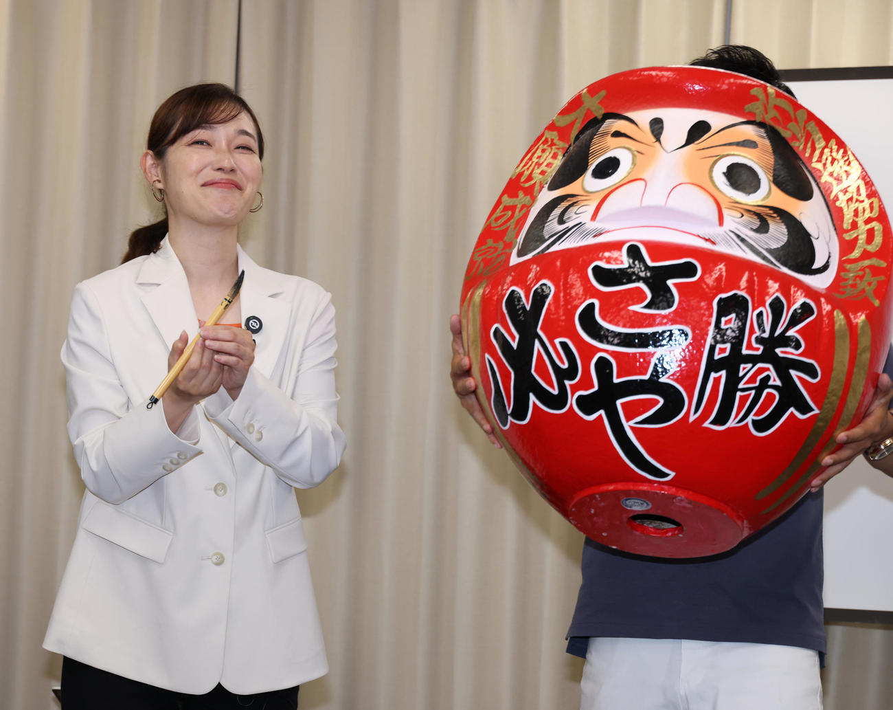 当選が確実となり勝利のセレモニーを行う参政党さや氏（撮影・中島郁夫）