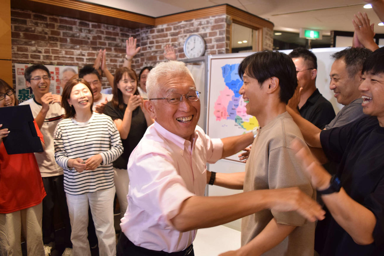 当選確実とし、支援者と喜ぶ泉房穂氏（撮影・阪口孝志）