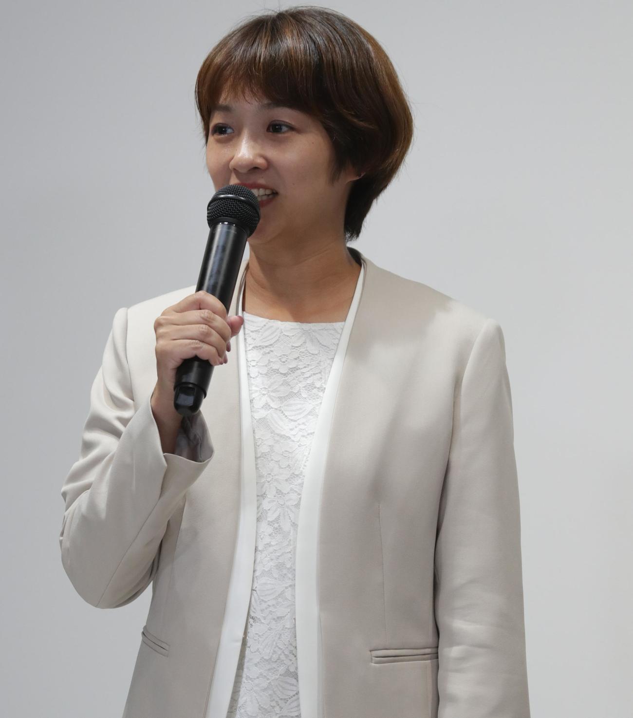 地域政党「再生の道」の会見に出席する吉田あや氏