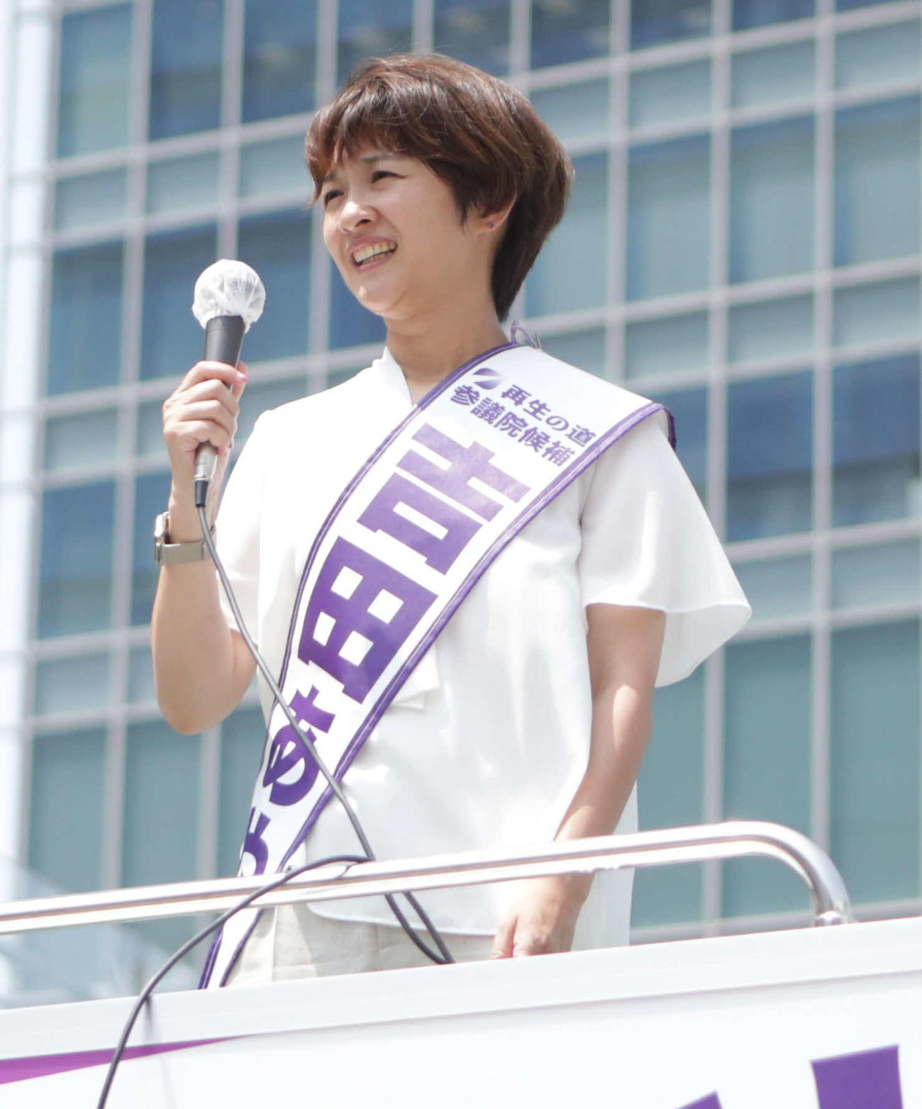 9日、JR秋葉原駅で街頭演説をする「再生の道」吉田あや氏