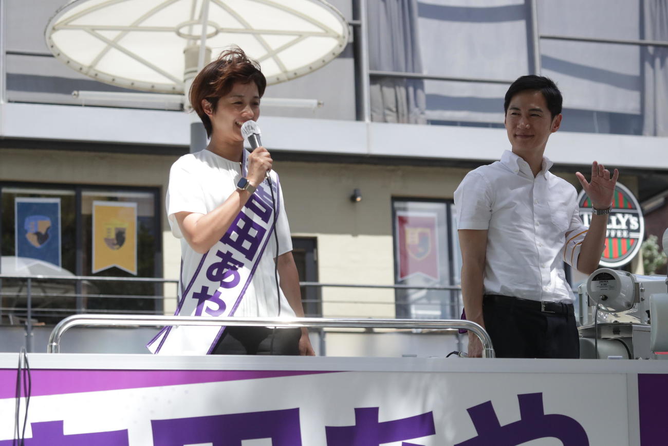 18日、赤坂で街頭演説をする「再生の道」吉田あや氏と石丸伸二代表
