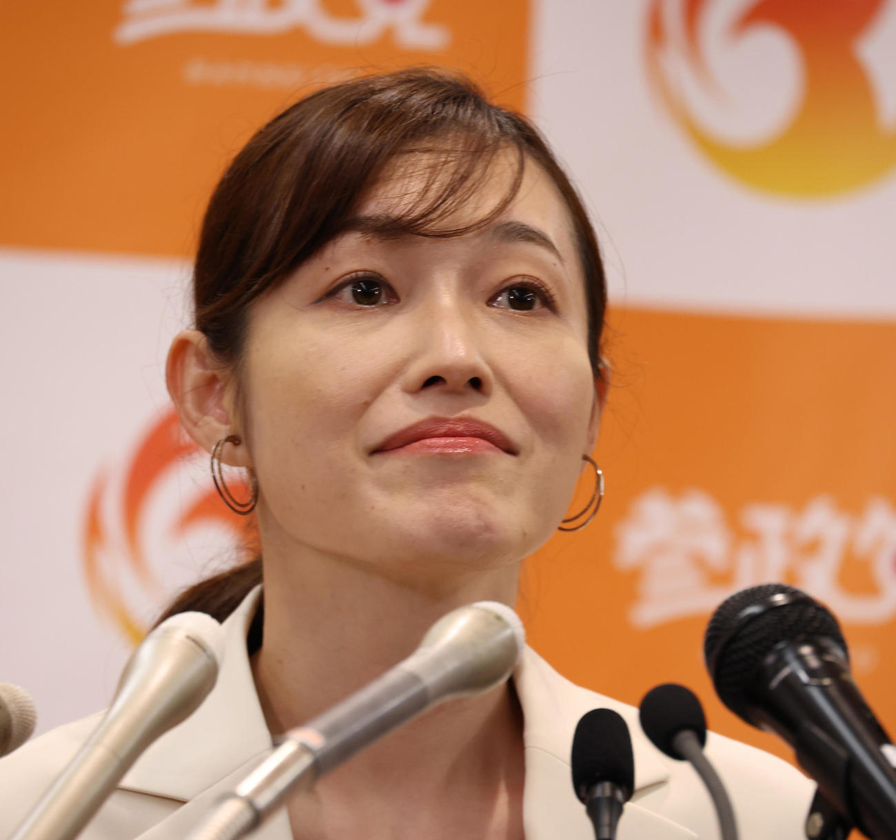 会見を行う参政党梅村さや氏（撮影・中島郁夫）