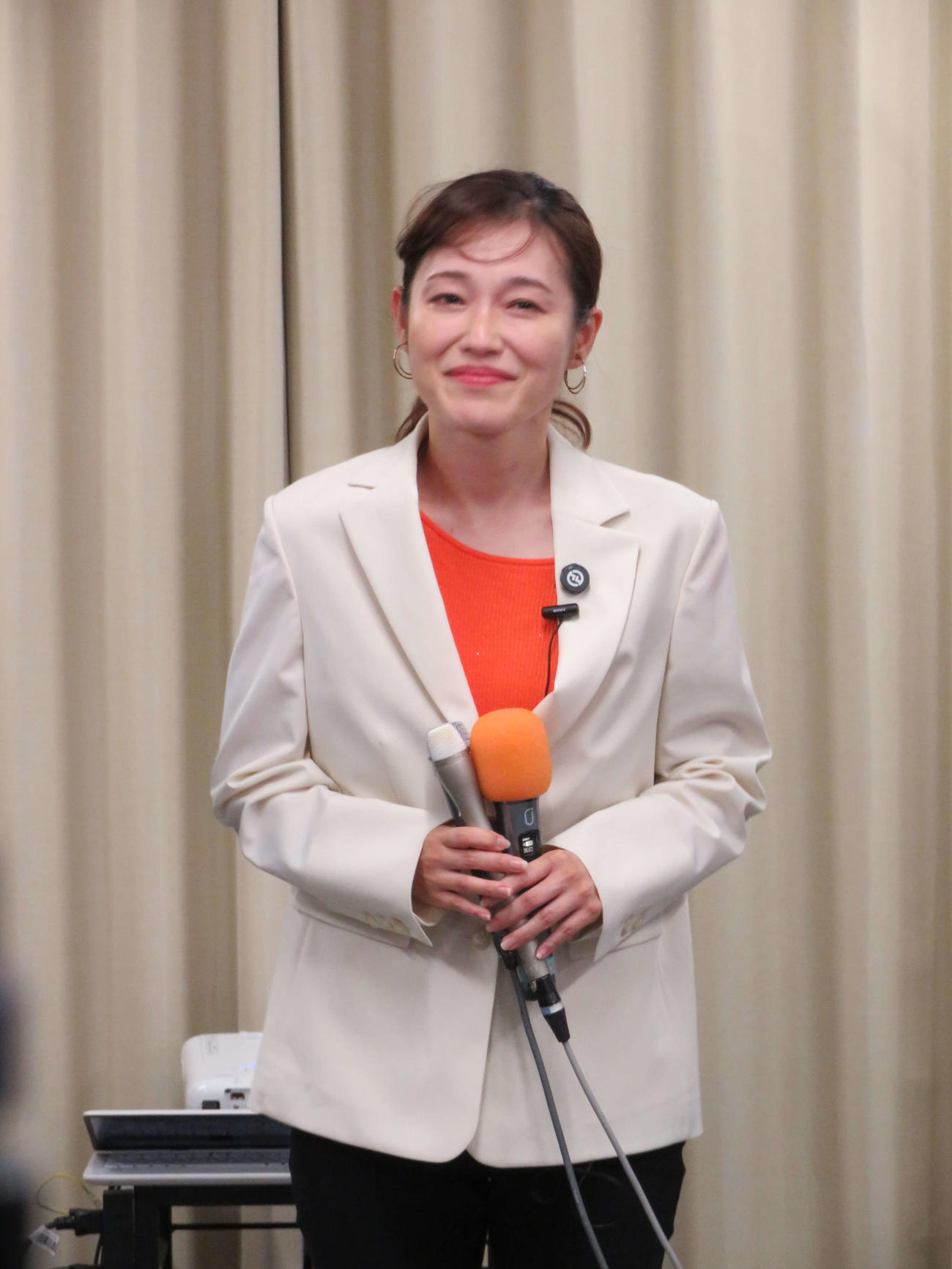 NHKが当選確実を打ち、事務所に姿を見せて、笑顔の参政党・さや氏（撮影・村上幸将）