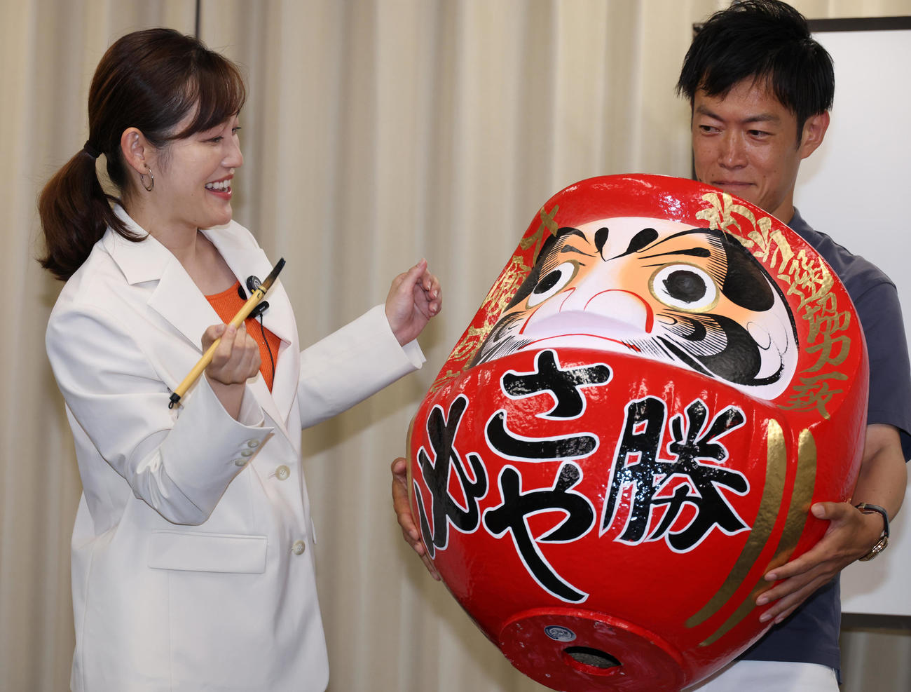 当選が確実となり勝利のセレモニーを行う参政党さや氏（撮影・中島郁夫）