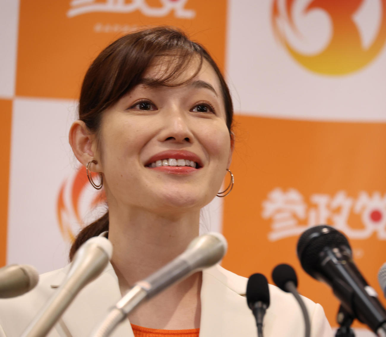 会見を行う参政党梅村さや氏（撮影・中島郁夫）