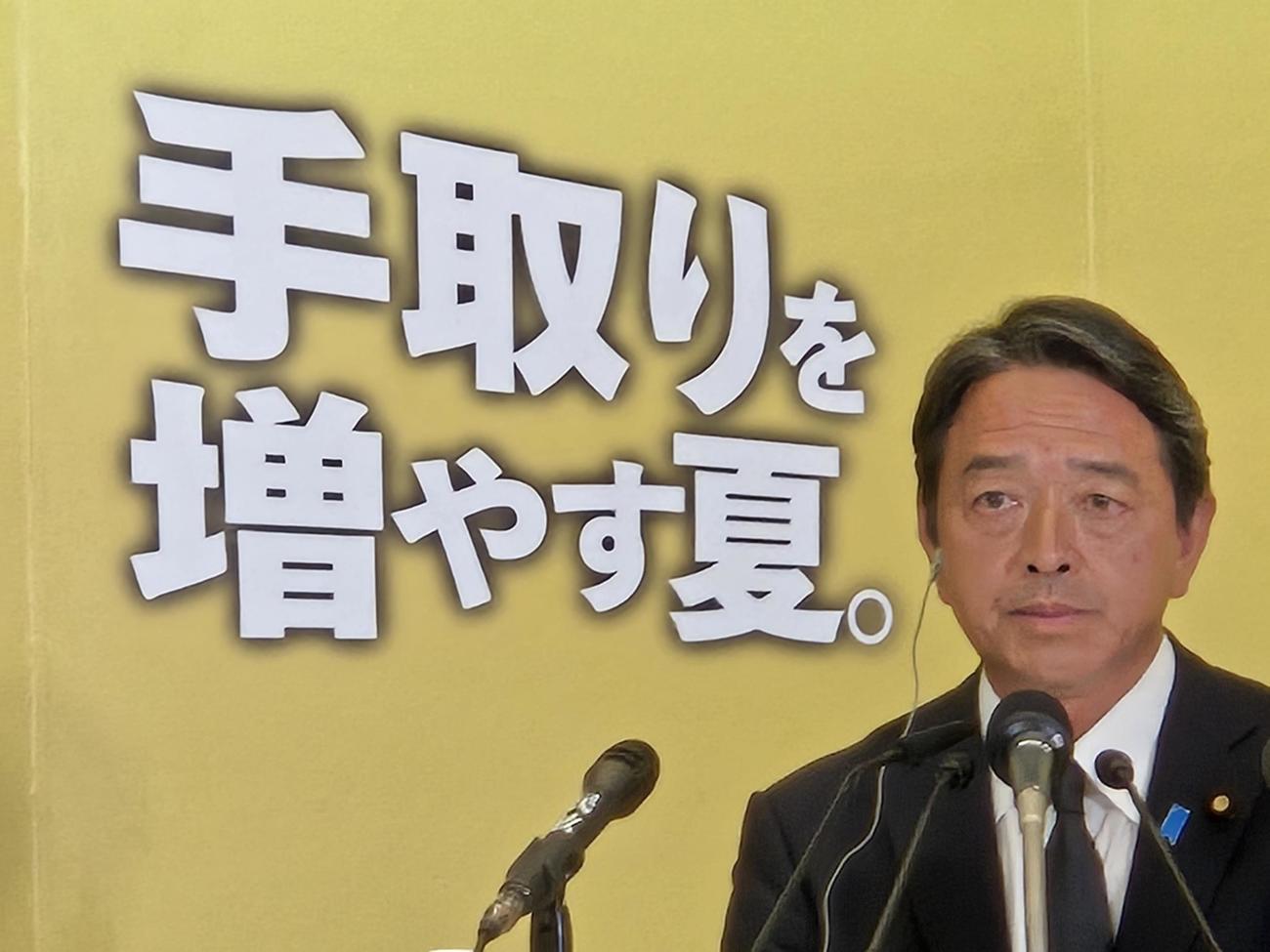 国民民主党の榛葉幹事長は党の開票センターで「手取りを増やす夏」との参院選のキャッチフレーズを背景にインタビューに答えた（撮影・寺沢卓）
