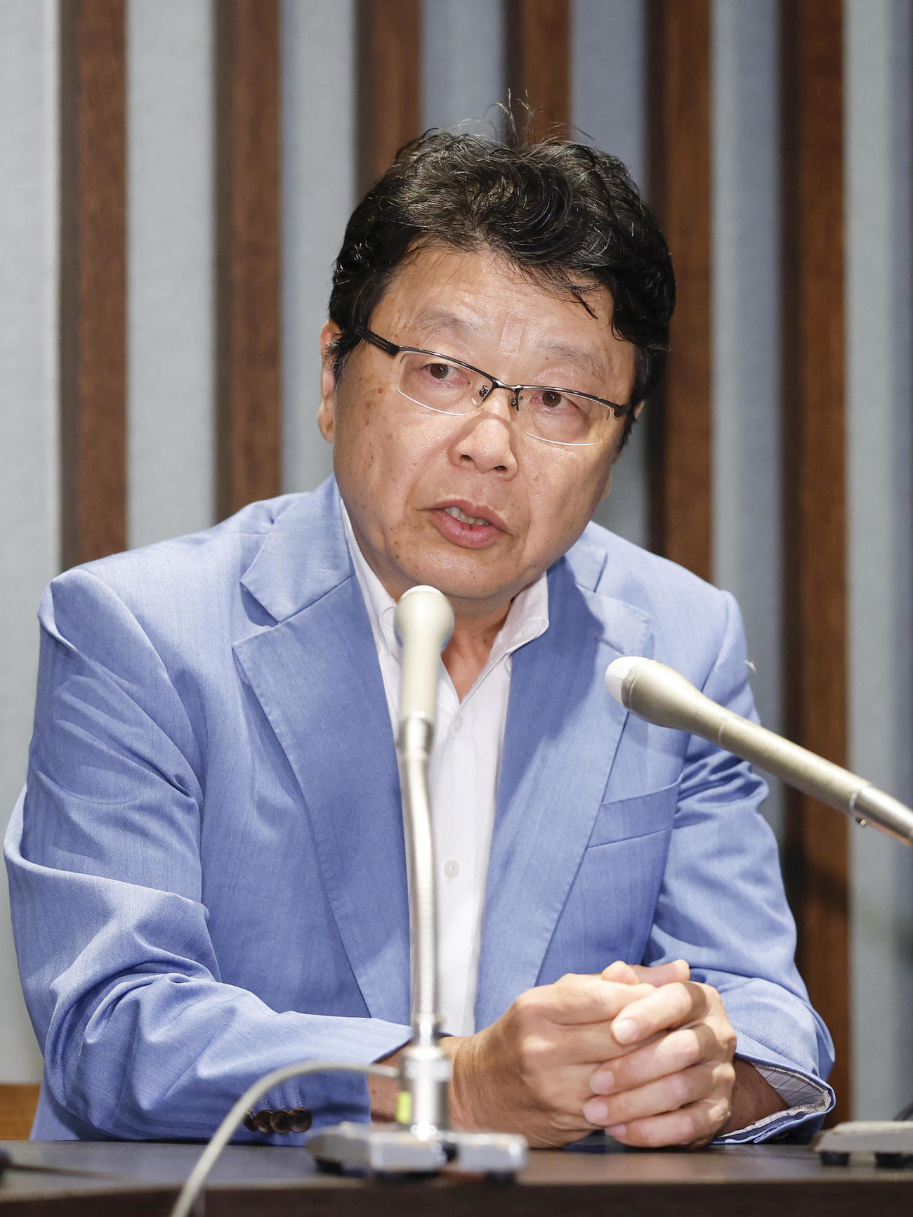 比例代表で当選を決め、メディアの取材に応じる日本保守党の北村晴男氏（共同）