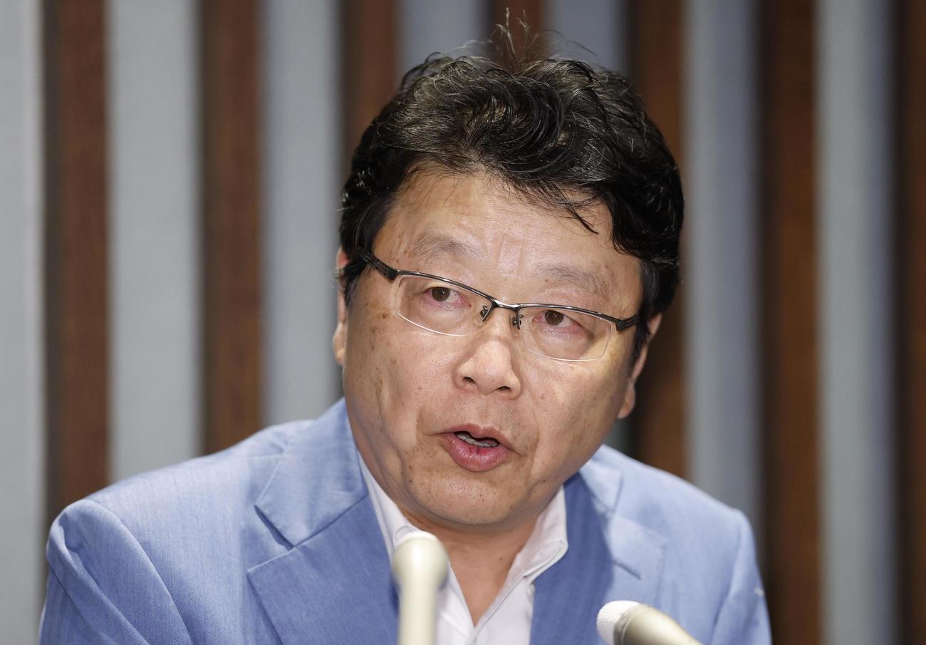 比例代表で当選を決め、メディアの取材に応じる日本保守党の北村晴男氏（共同）