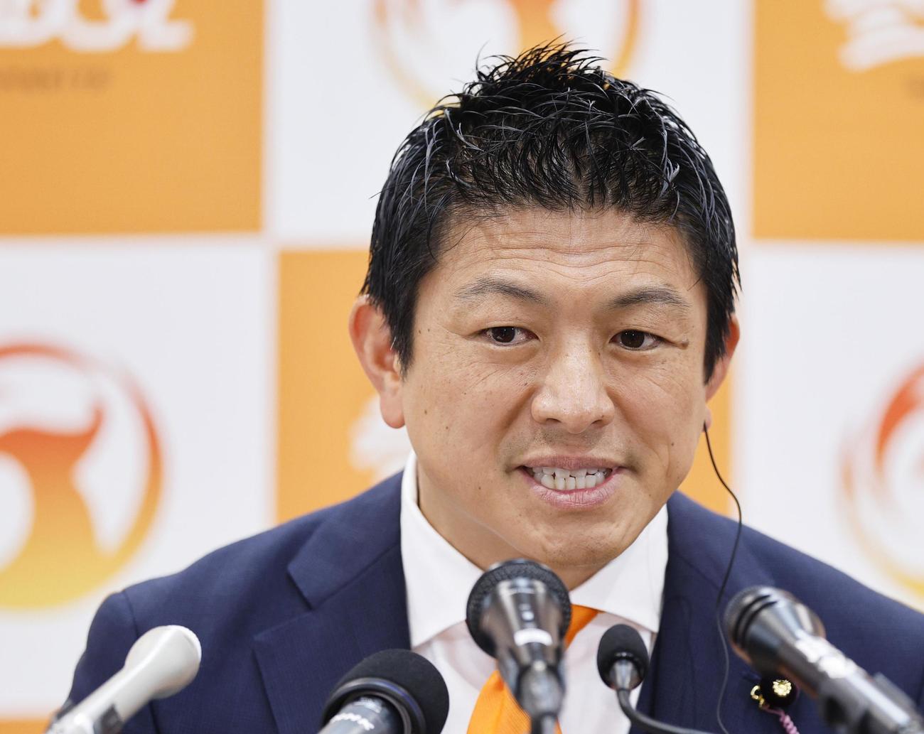 メディアのインタビューに答える参政党の神谷代表（共同）