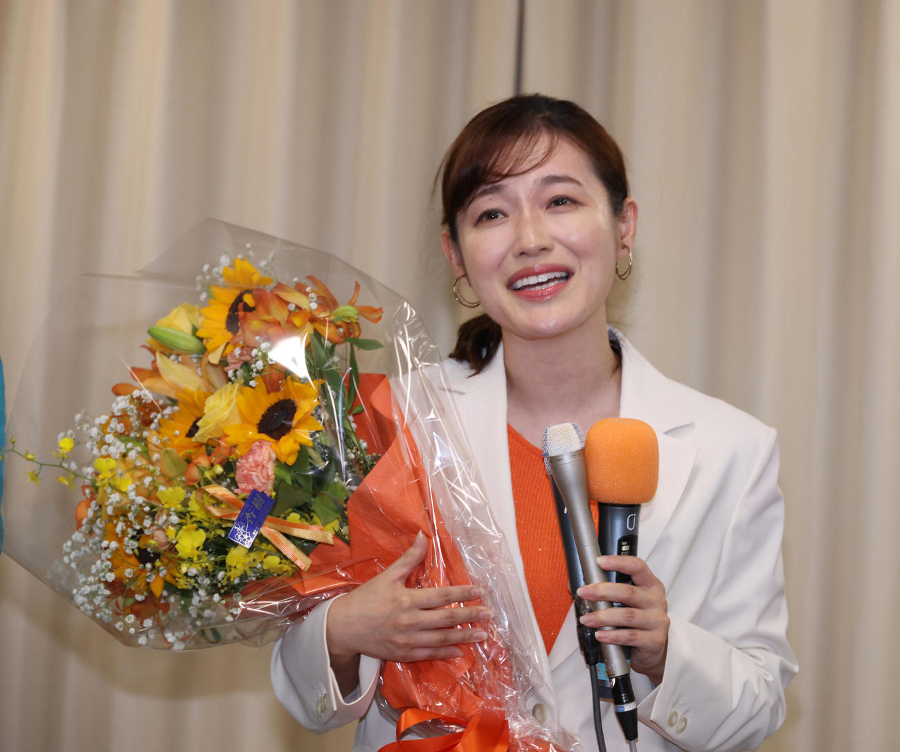 当選が確実となり花束を手に喜びを語る参政党さや氏（撮影・中島郁夫）